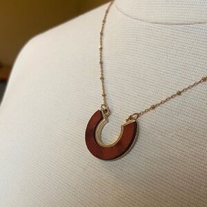 NWOT Elegant Gold and Brown Pendant Necklace